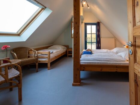 Schlafzimmer für 3 Personen mit Babybett