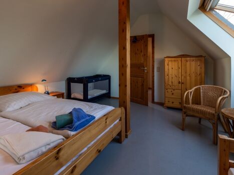 Schlafzimmer für 3 Personen mit Babybett