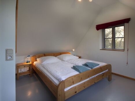 Schlafzimmer mit Doppelbett