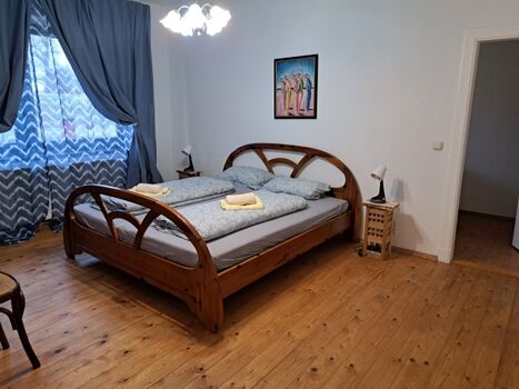 Schlafzimmer mit Durchgang zum Einzelzimmer
