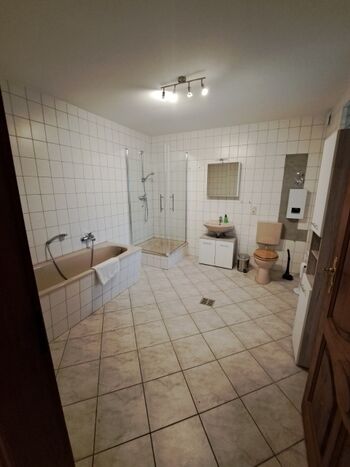 Bad mit Dusche WC und Badewanne