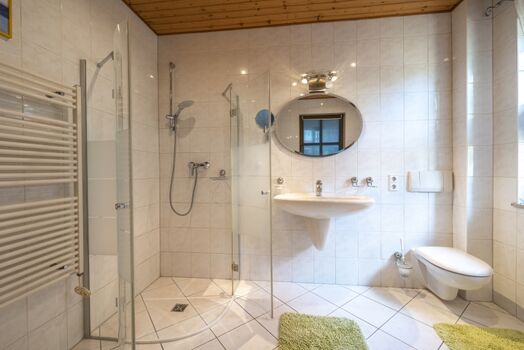 Großes Badezimmer