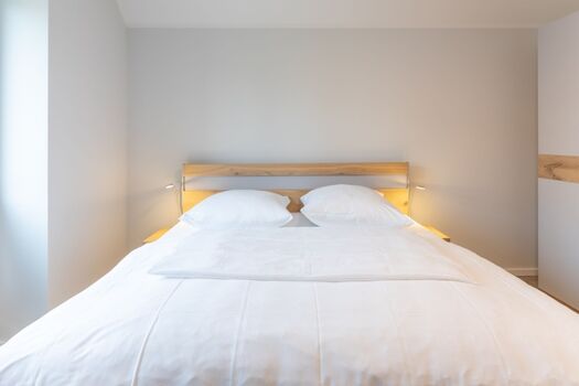 Westwind - Hauptschlafzimmer mit großem Doppelbett und TV