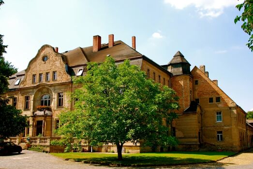 Frontansicht Herrenhaus mit Eingang FeWo