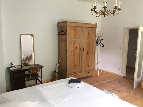 Masterbedroom mit Schrank und Sofa