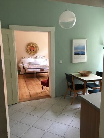 Küche mit Blick ins Wohnzimmer