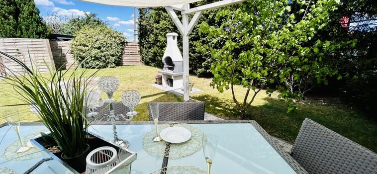 Garten mit Pergola und Grill