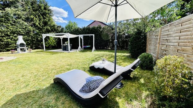 Liegen und Sonnenschirm 