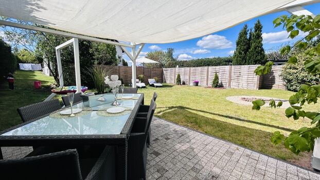 Großer  Garten mit Sitzecke 