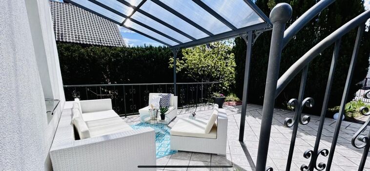 Überdachte Terrasse  mit Loungemöbel