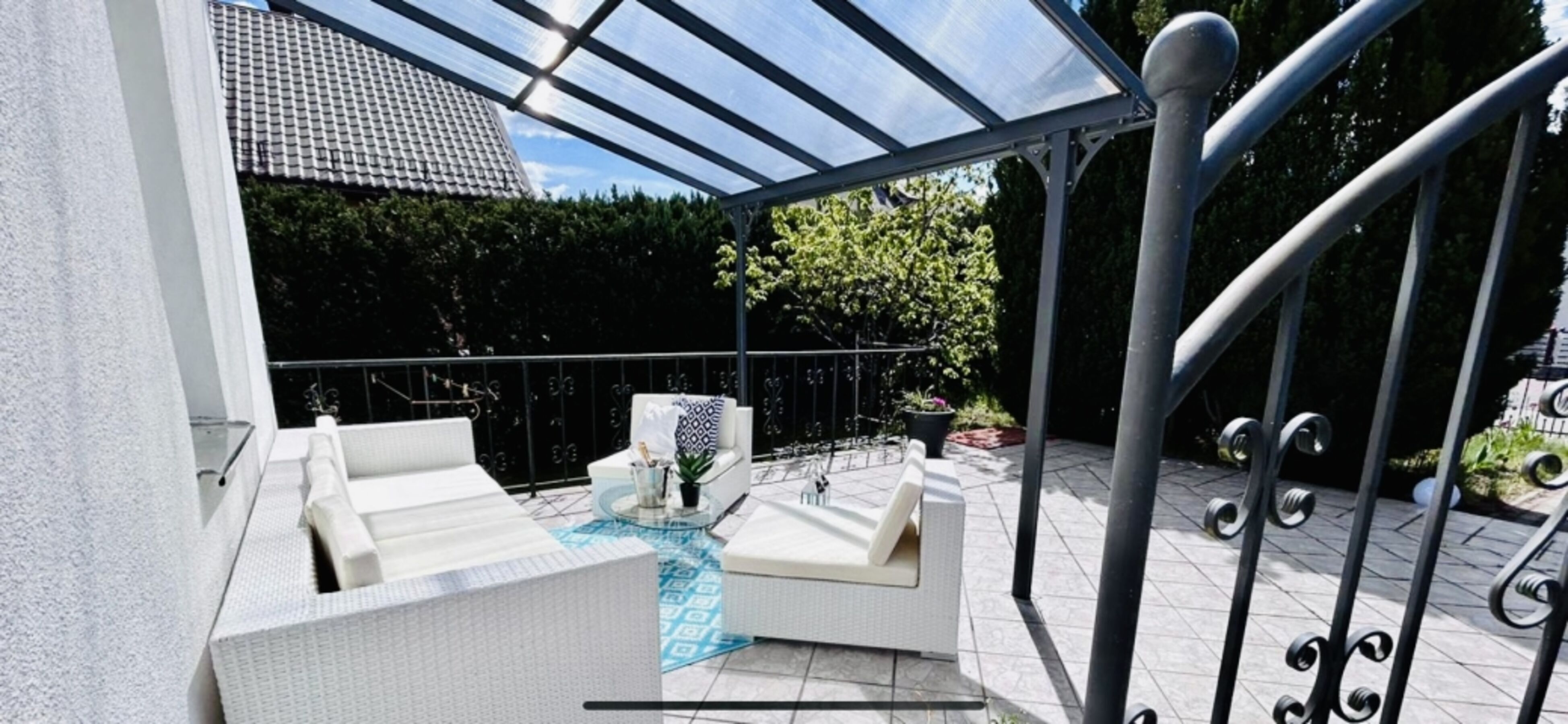 Überdachte Terrasse mit Loungemöbel