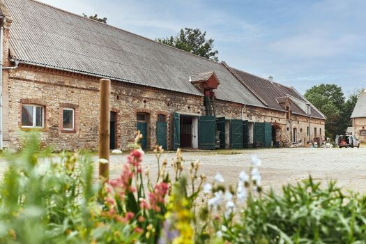 Blick auf den Pferdestall richtung oberer Hof