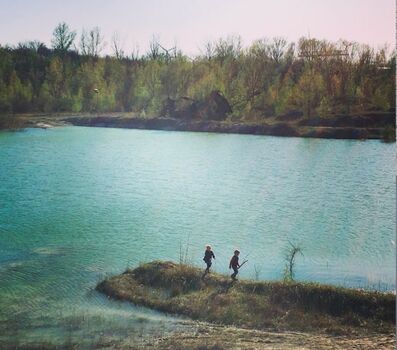 Spaziergang mit Kindern am See