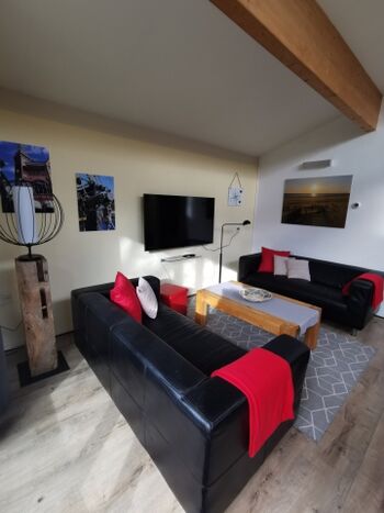 großzügiger Wohnbereich mit Blick in den Garten