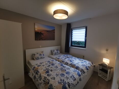 2 neue Einzelbetten mit Kleiderschrank