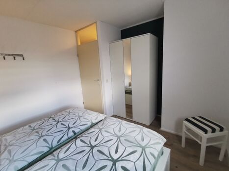 gemütliches Schlafzimmer mit neuen Doppelbett