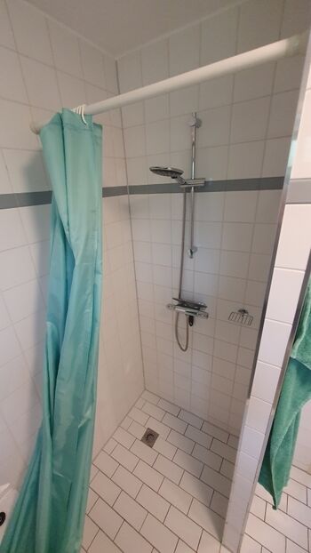 Neu gestalteter, ebenerdiger Duschbereich