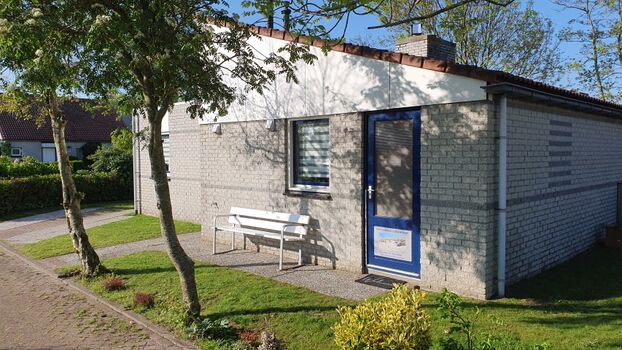 Vorderansicht mit Abstellraum für Grill 