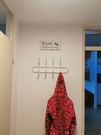 Die Jacke für den Strandspaziergang hängt bereit