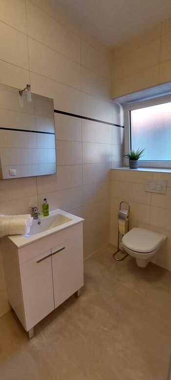 Kleines Bad mit Dusche und WC