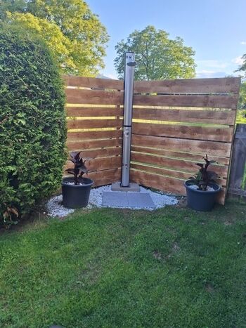 Solardusche mit Hundeabdusche im Garten 