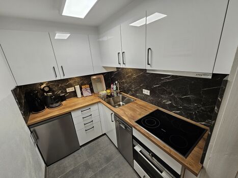 Voll ausgestattete Küche