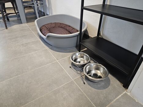 Hundekörbchen und Näpfe