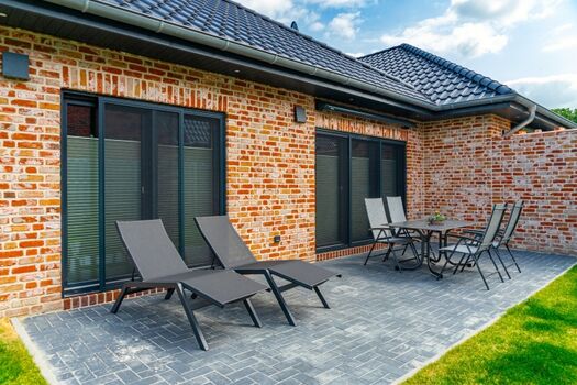 Terrasse mit Sitzgarnitur und Sonnenliegen