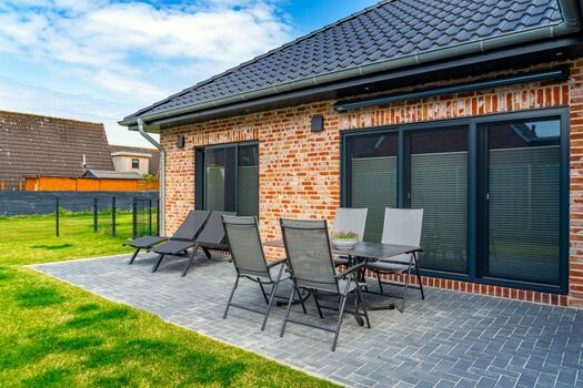 eingezäunter Garten mit Terrasse und Markise