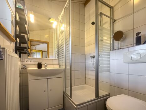 Bad mit Dusche und WC, Haartrockner 