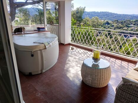 Terrasse mit Whirlpool 