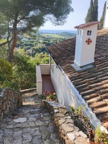 Treppe zwischen dem Haus und dem Pool