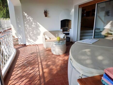Überrdachte Terrasse mit Jacuzzi 