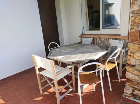 Terrasse vor dem Hauseingang mit Markise 