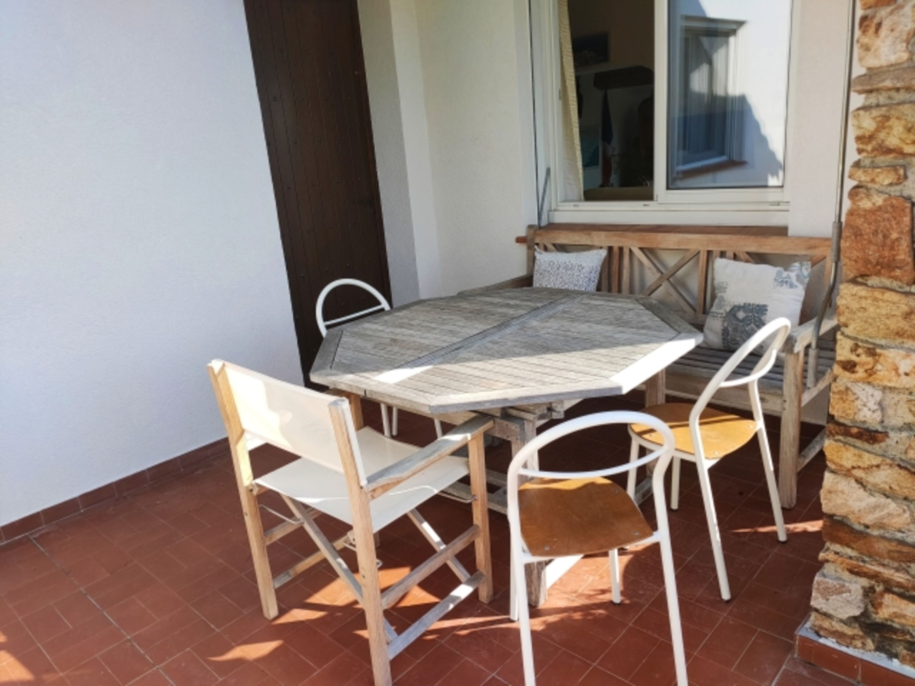 Terrasse vor dem Hauseingang mit Markise 