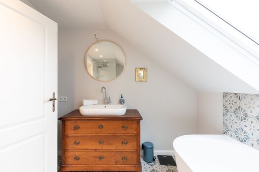 Ferienhaus Deichglück - Badezimmer mit Badewanne im OG