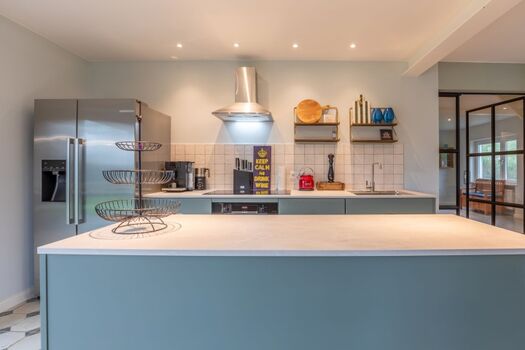 Ferienhaus Deichglück - Küche mit moderner Kühl und Gefrierkombination von Bosch