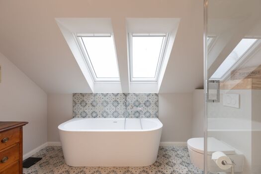 Ferienhaus Deichglück - Badezimmer mit Badewanne im OG