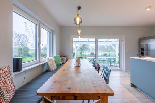 Ferienhaus Deichglück - Essbereich mit Blick in den Garten 