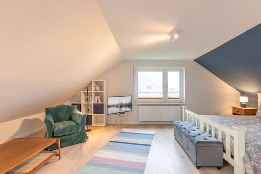 Ferienhaus Deichglück - Schlafzimmer mit großem Doppelbett im OG