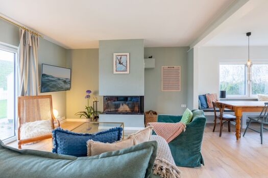 Ferienhaus Deichglück - Gemütlicher Wohnbereich mit Kamin