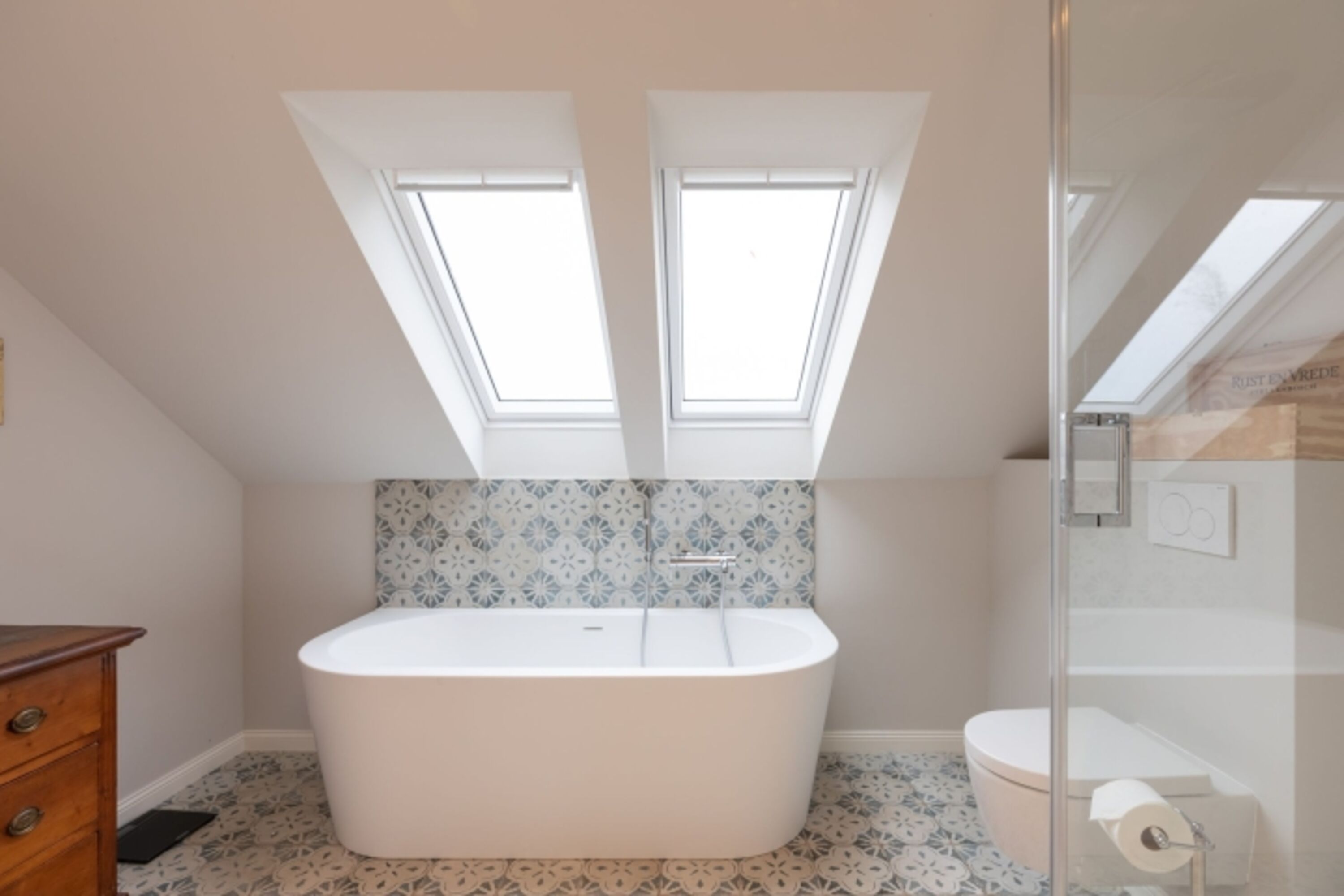 Ferienhaus Deichglück - Badezimmer mit Badewanne im OG