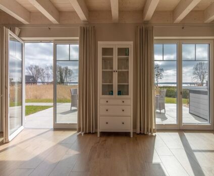 Terrassenausgang zum umzäunten Garten