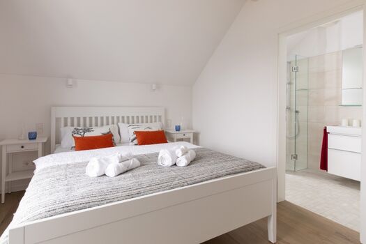 Schlafzimmer 2 mit Bad (WC und Dusche)