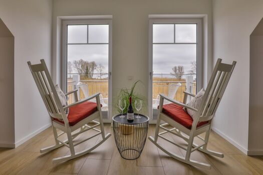 Schaukelstühle im Wellnessbereich