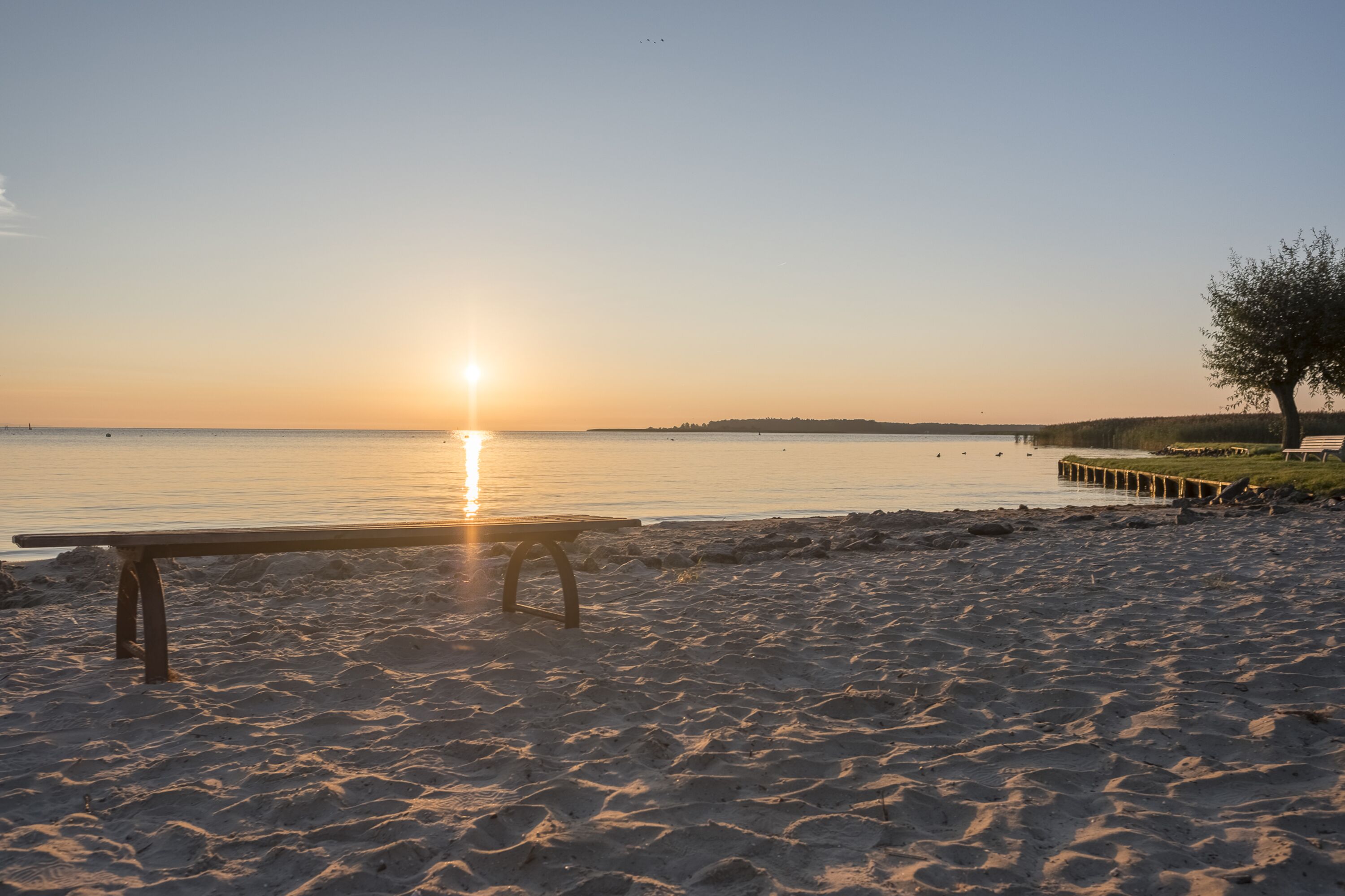 Der kleine Dorf Strand von Altwarp, Sonnenaufgang.