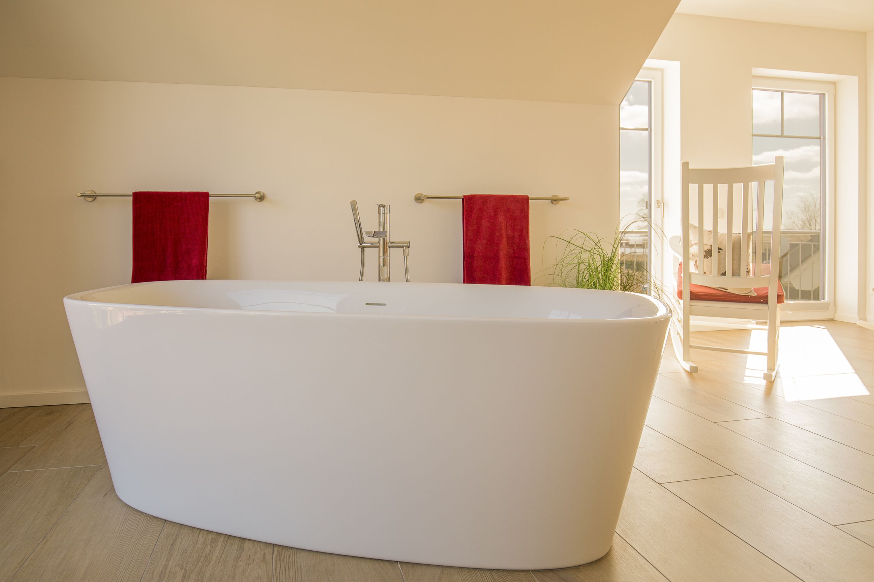 Freistehende Wanne im gr0ßen Badezimmer im OG.
