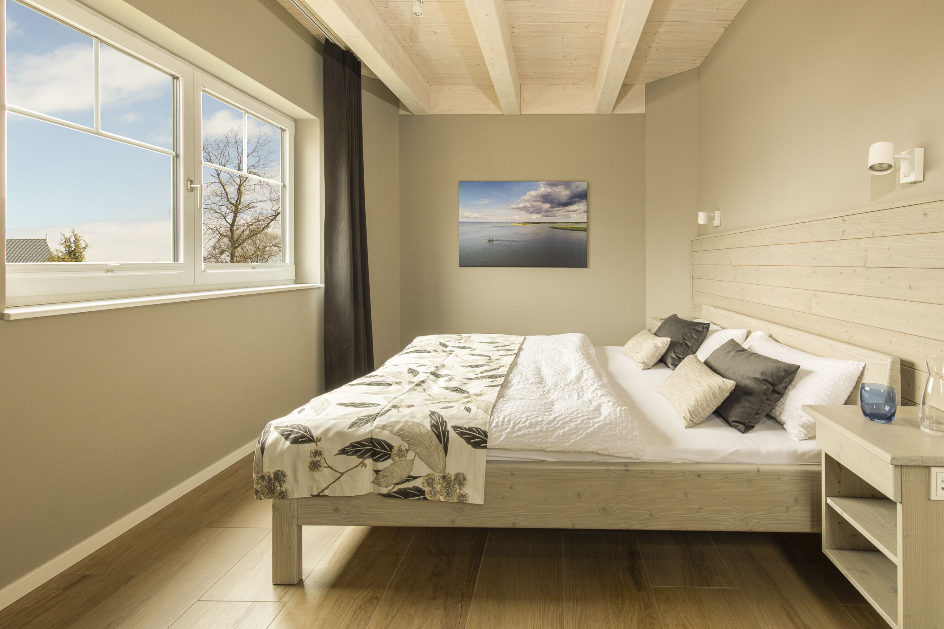 Barrierefreies Schlafzimmer im Erdgeschoss, das Bett ist höhenverstellbar.