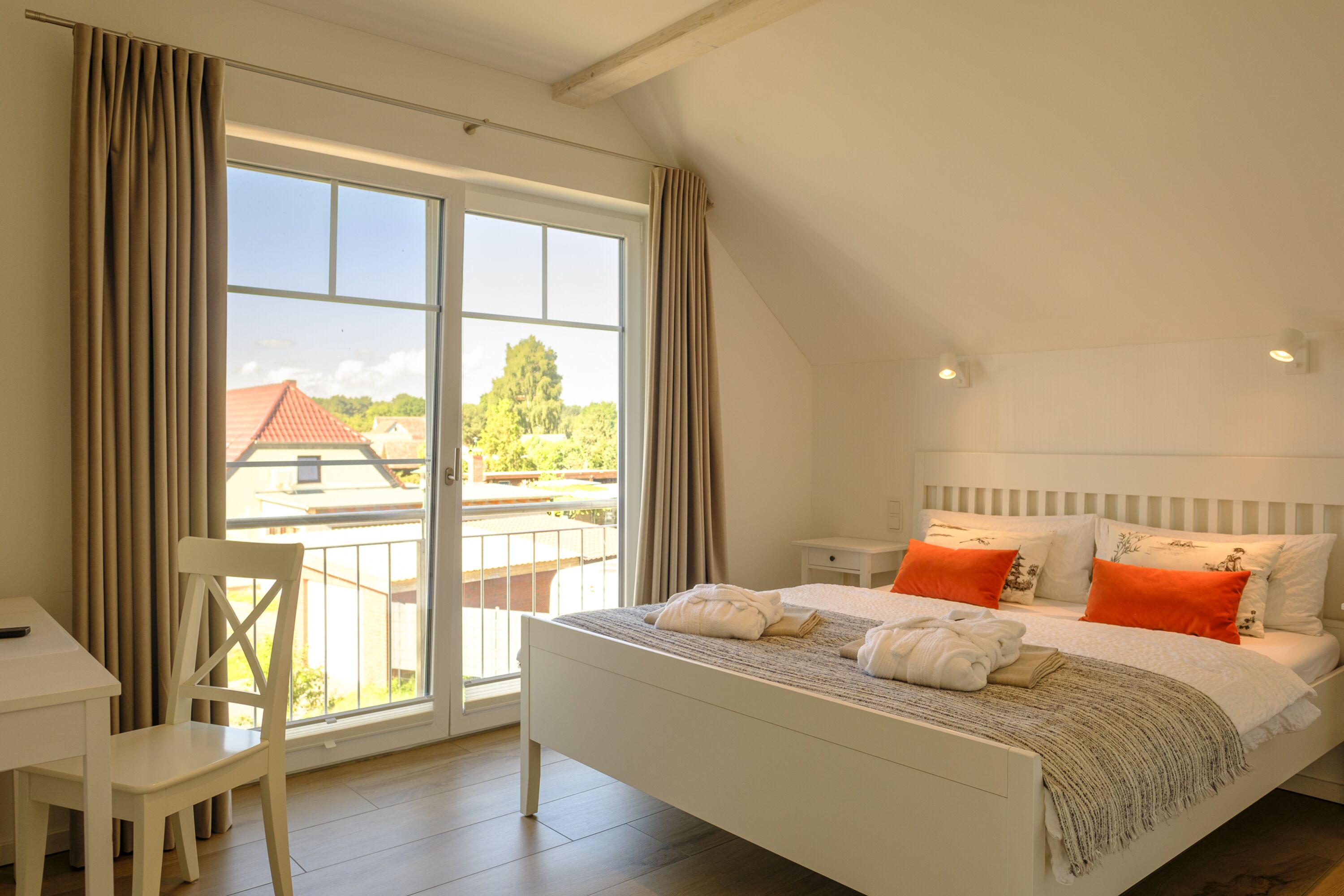 Das kleine Schlafzimmer im OG. Es gibt ein eigenes kleines Bad mit Dusche dazu.