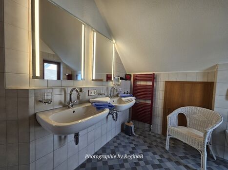 Badezimmer mit bodenebener Dusche/Wanne und WC